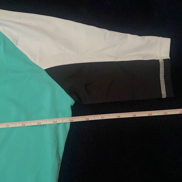 Roxy Rash Guard - Picture 4 of 5